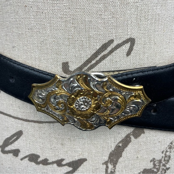 Vintage Crumrine Ladies silver plated belt buckle on blk leather belt-34” - Picture 4 of 10